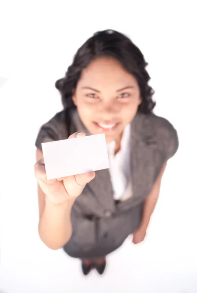 Ângulo alto de um cartão branco mantido por uma mulher de negócios — Fotografia de Stock