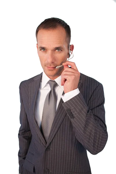 Homem de negócios com um fone de ouvido em falar — Fotografia de Stock