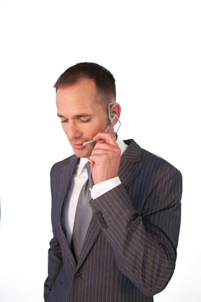 Affärsman med ett headset på talar — Stockfoto