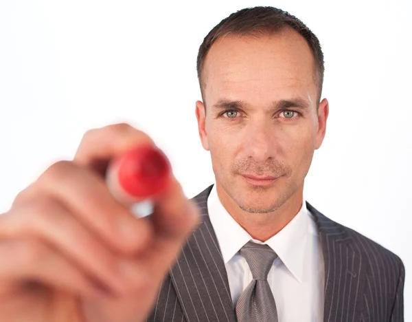 Empresário que usa uma caneta de feltro vermelha — Fotografia de Stock