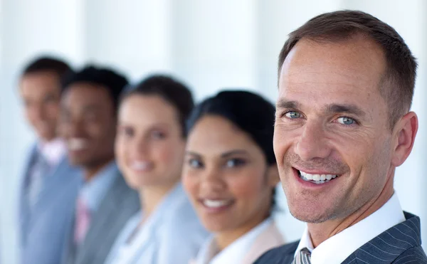 Atractivo empresario en una fila con su equipo — Foto de Stock