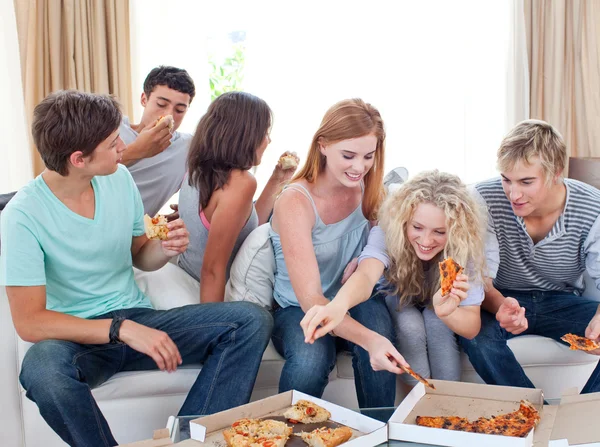 Adolescentes comiendo pizza en casa Imagen De Stock