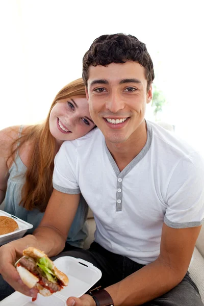 Teenagers eating burgers and fries — Stock Photo, Image