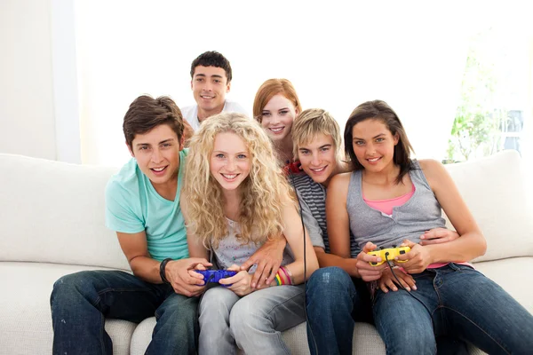 在客厅里玩视频游戏的青少年 — 图库照片#
