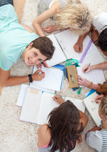 Group of Teenagers studying together — Stock Photo, Image