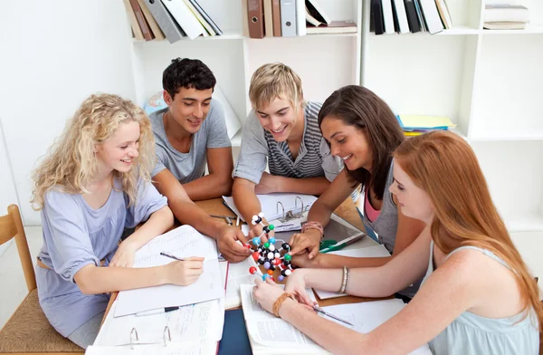 Teenagers studying Science in a library — Stock Photo, Image