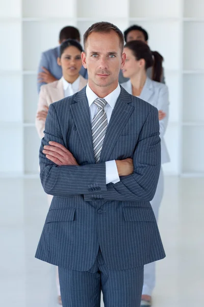 Allvarliga business manager i office leder sitt lag — Stockfoto
