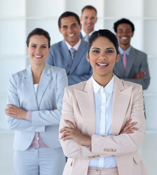 Mujer de negocios sonriente liderando su equipo —  Fotos de Stock