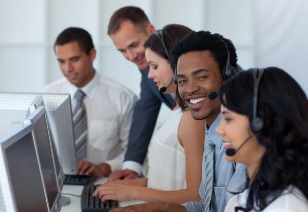 Gerente conversando com sua equipe de negócios em um call center — Fotografia de Stock