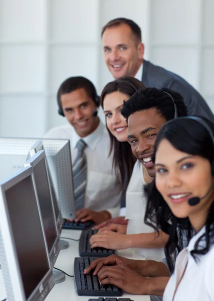 Zakelijke team en de manager werkt in een callcenter — Stockfoto