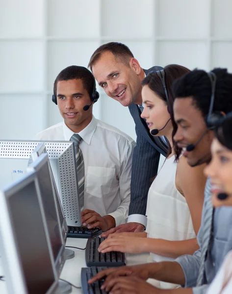 Business team som arbetar i ett callcenter med en manager — Stockfoto