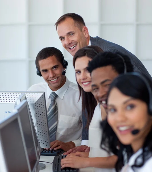 Gerente con su equipo de negocios trabajando en un centro de llamadas — Foto de Stock