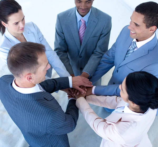 Equipe de negócios multi-étnica com as mãos juntas — Fotografia de Stock