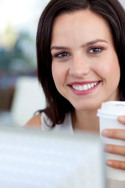 Portrait of a smiling businesswoman working in office — Stock Photo, Image