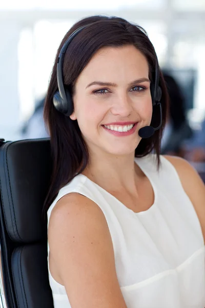Porträt einer lächelnden Geschäftsfrau in einem Callcenter — Stockfoto