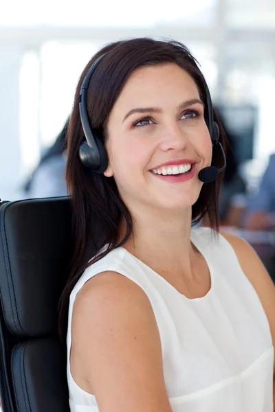 Piękna kobieta w call center — Zdjęcie stockowe