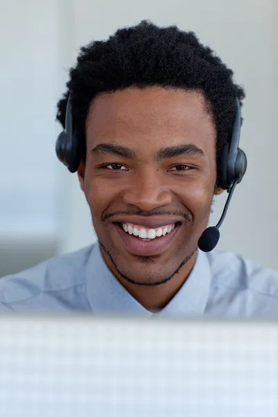 Πορτρέτο του ένα χαμογελαστό αφρο-αμερικανικό επιχειρηματία σε ένα τηλεφωνικό κέντρο — Φωτογραφία Αρχείου