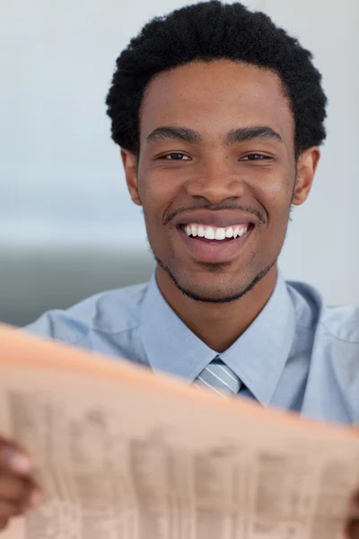 Empresário afro-americano atraente lendo um jornal — Fotografia de Stock