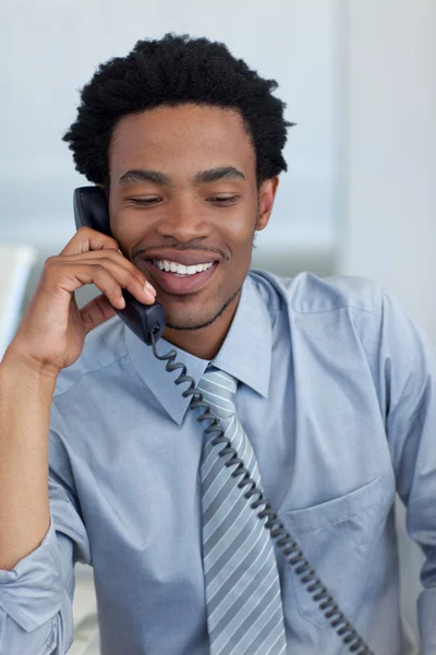 Empresario afroamericano al teléfono en la oficina — Foto de Stock