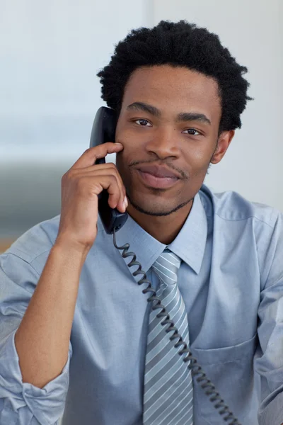 オフィスでの携帯電話上のアフリカ系アメリカ人実業家の肖像画 — ストック写真