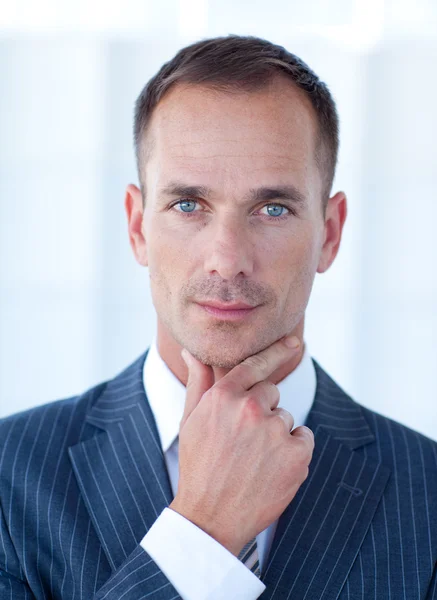 Retrato de un hombre de negocios atractivo y seguro —  Fotos de Stock