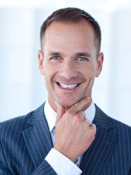 Retrato de um homem de negócios atraente sorridente — Fotografia de Stock