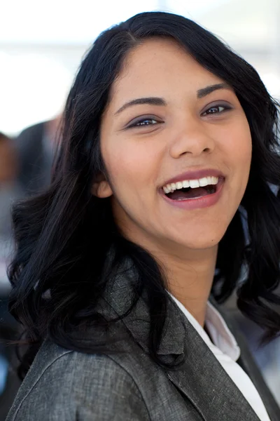 Portret van lachende etnische zakenvrouw in office — Stockfoto