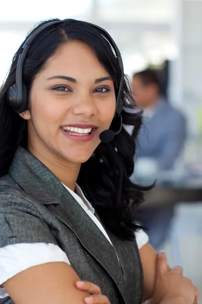 Donna d'affari etnica sicura in un call center — Foto Stock