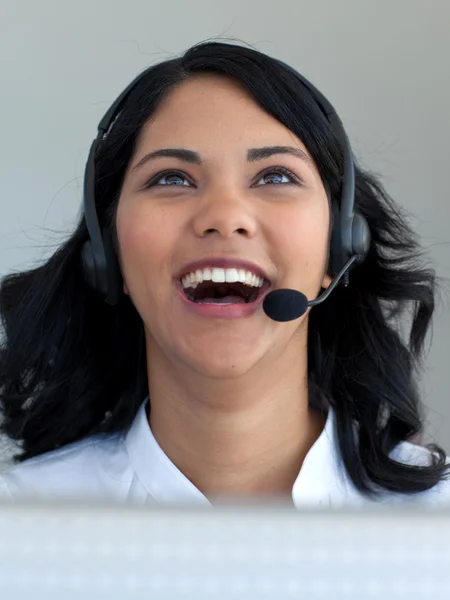 Uśmiechnięta kobieta rozmowy w call center — Zdjęcie stockowe