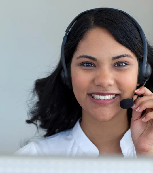 Retrato de uma mulher de negócios falando em um call center — Fotografia de Stock