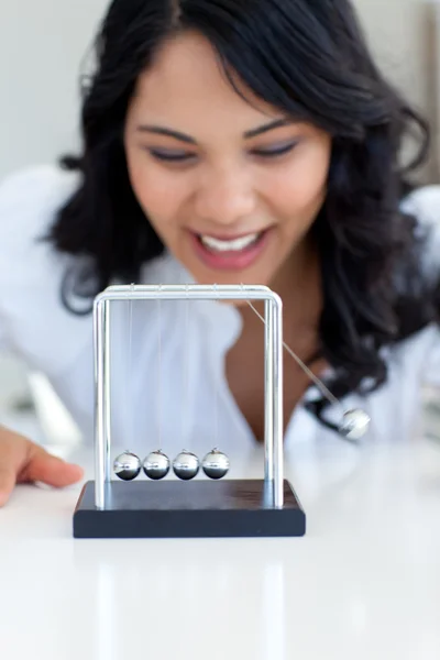 Geschäftsfrau hat Spaß mit Newtonbällen — Stockfoto