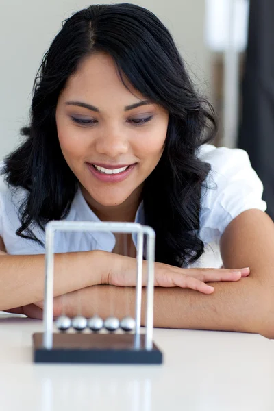 Affärskvinna tittar på kinetic bollar — Stockfoto