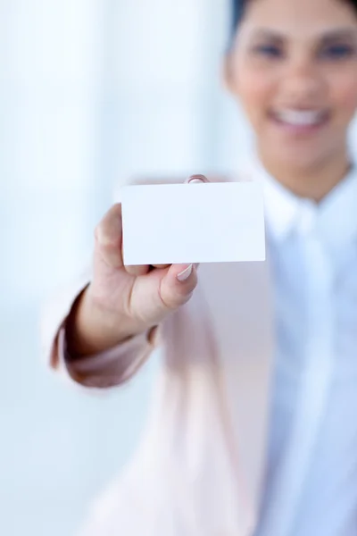 Affärskvinna som innehar ett vitt kort — Stockfoto