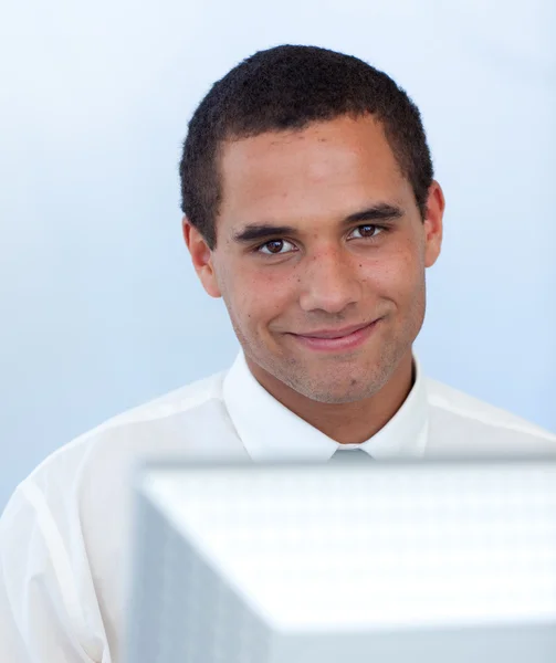 Бізнесмен за допомогою комп'ютера — стокове фото