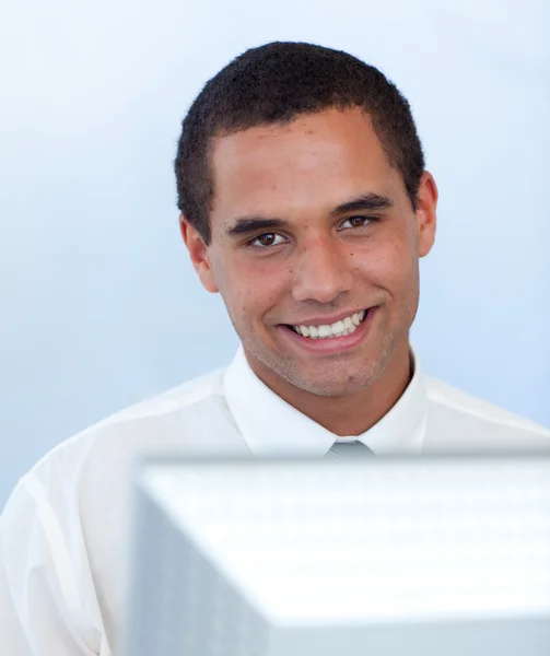 Χαμογελώντας επιχειρηματίας που εργάζεται στον ηλεκτονικό υπολογιστή — Φωτογραφία Αρχείου