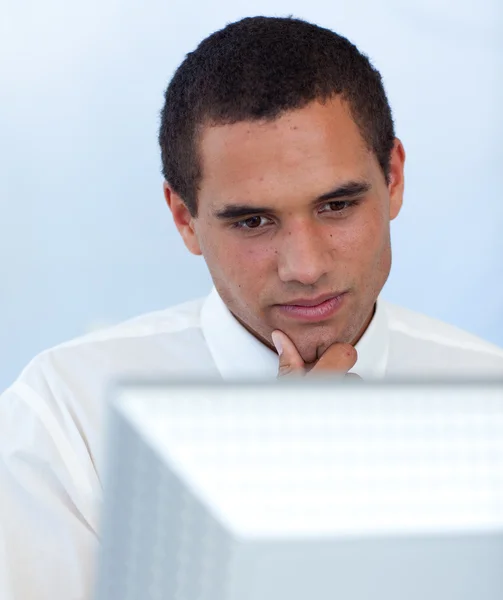 Pensativo hombre de negocios que trabaja con una computadora — Foto de Stock