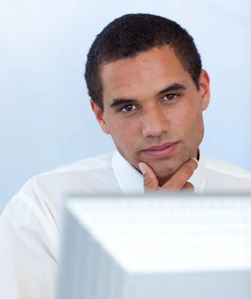 Homme d'affaires attrayant travaillant avec un ordinateur — Photo