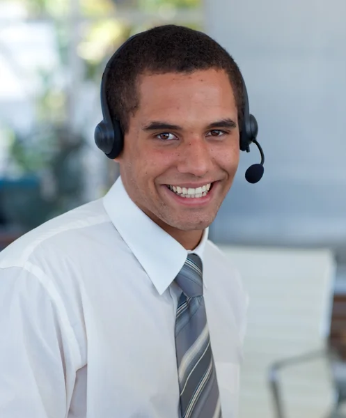 Empresário atraente trabalhando em um call center — Fotografia de Stock