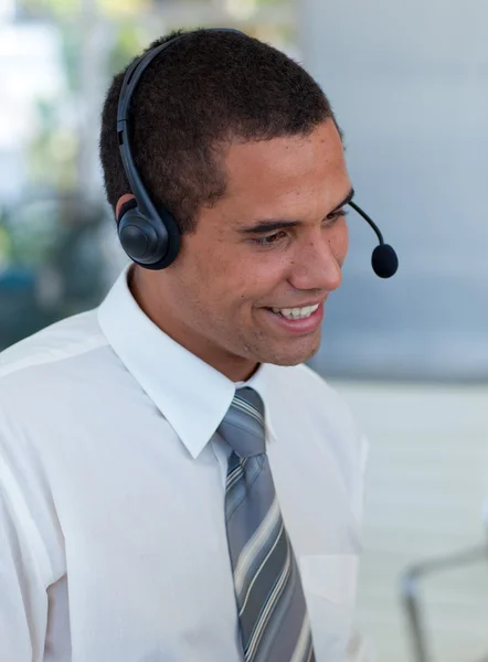 Homem de negócios com um fone de ouvido em um call center — Fotografia de Stock