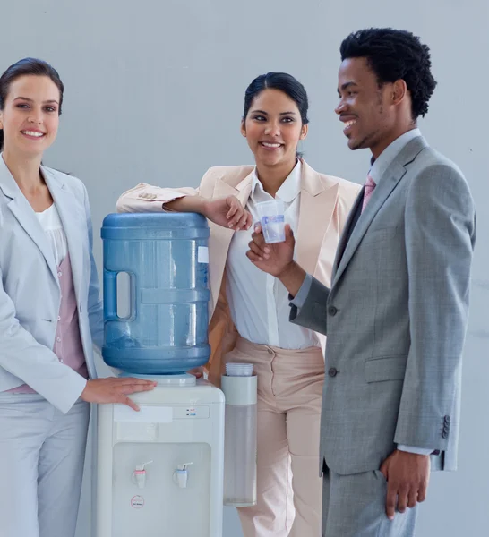 Negócios com um refrigerador de água no escritório — Fotografia de Stock