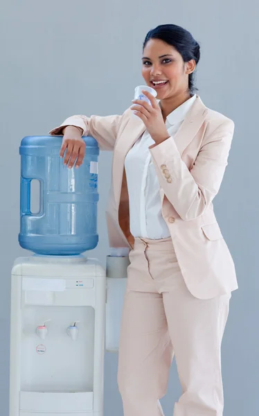 Donna d'affari che beve da un refrigeratore d'acqua — Foto Stock