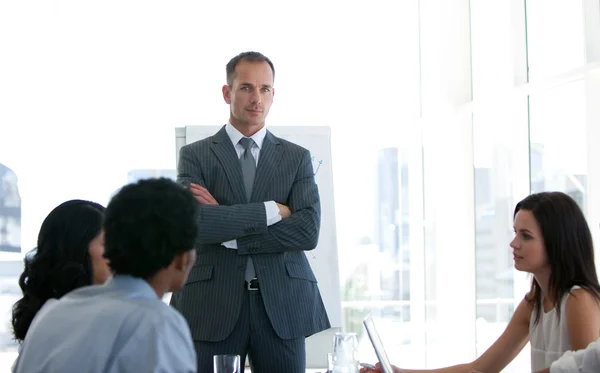 Selbstbewusster Manager bei einem Meeting — Stockfoto