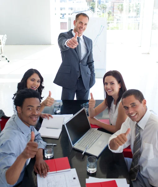 Negócios em uma reunião com polegares para cima — Fotografia de Stock