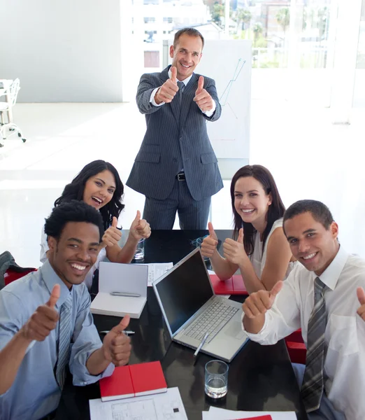 Equipe de negócios em uma reunião com polegares para cima — Fotografia de Stock