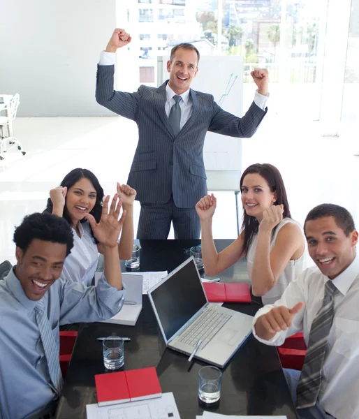 Verksamhet team i ett möte som firar en framgång — Stockfoto