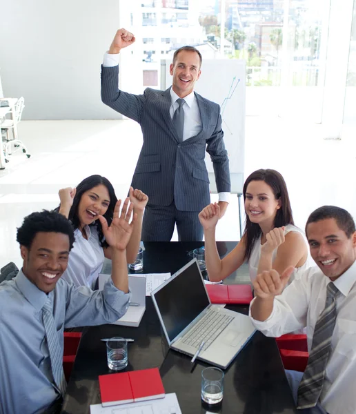 Business in einem Meeting, das einen Erfolg feiert — Stockfoto