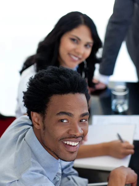 Empresário afro-americano sorridente em uma reunião — Fotografia de Stock