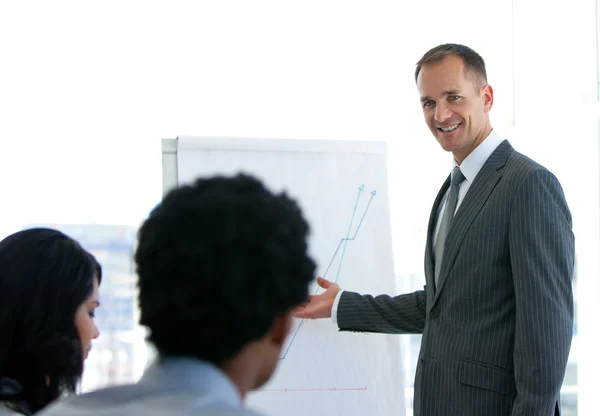 Manager ger en presentation till hans team — Stockfoto