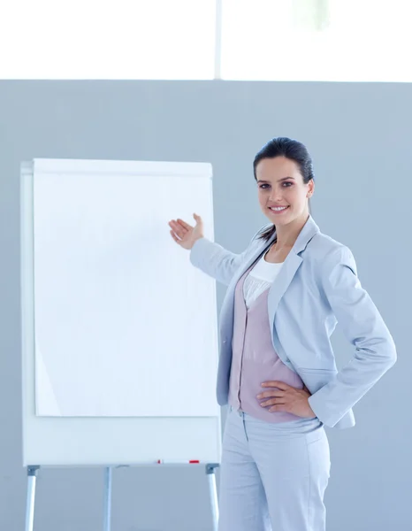 Affärskvinna som pekar på en whiteboard — Stockfoto