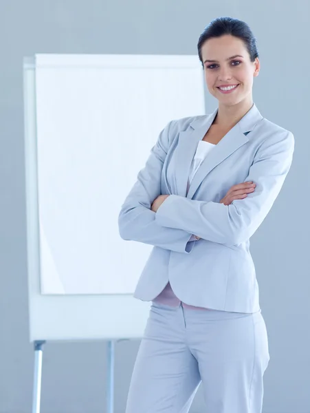 Säker affärskvinna ger en presentation — Stockfoto